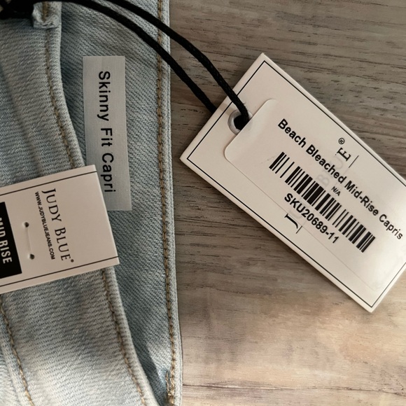 Judy Blue Light Blue Skinny Fit Capris - Picture 2 of 4